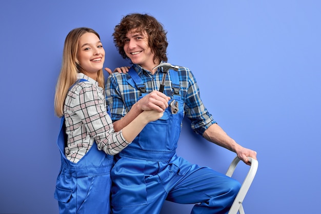 Firendly uomo e donna in uniforme che lavorano insieme utilizzando strumenti domestici