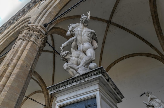 Firenze Italia 21 marzo 2018 Statua nella Loggia dei Lanzi Lo stupro delle Sabine a Firenze Italia