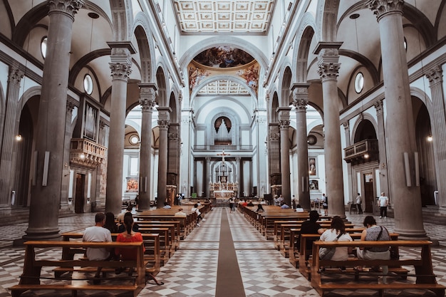Firenze, Italia - 24 giugno 2018: Vista panoramica dell'interno della Basilica di San Lorenzo (Basilica di San Lorenzo) è una delle più grandi chiese di Firenze, Italia