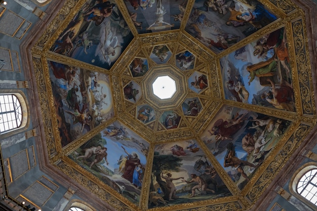Firenze, Italia - 24 giugno 2018: Vista panoramica della cupola interna delle Cappelle Medicee (Cappelle Medicee) sono due strutture presso la Basilica di San Lorenzo a Firenze