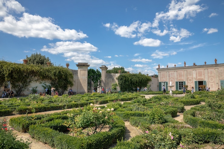 Foto firenze, italia - 26 giugno 2018: vista panoramica del giardino di boboli (giardino di boboli) è un parco a firenze, italia, che ospita una collezione di sculture e alcune antichità romane