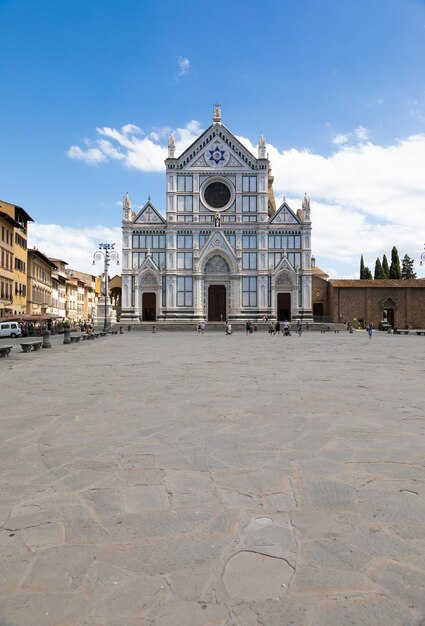 Firenze Italia Basilica di Santa Croce cielo blu e nuvole