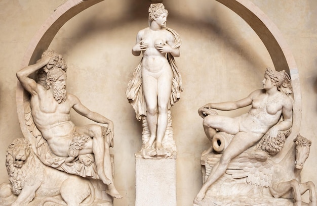 Firenze, Italia - circa luglio 2021. Statua di donna nuda sensuale. Figura di bellezza in pietra.