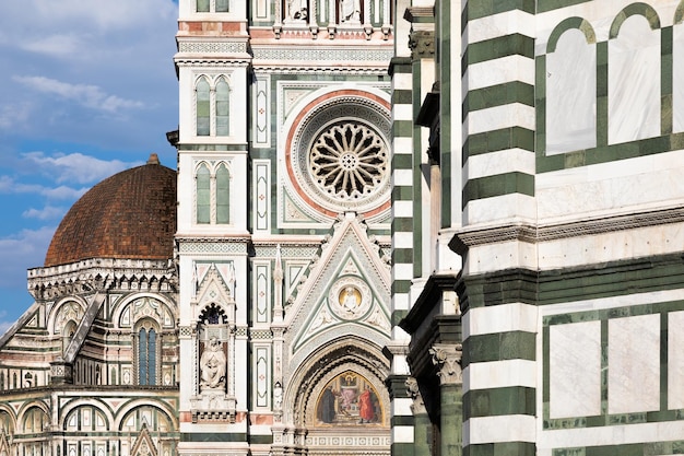 Firenze Italia La romantica e colorata cattedrale chiamata anche Duomo di Firenze costruita dalla famiglia Medici in epoca rinascimentale