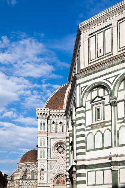 Firenze Italia La romantica e colorata cattedrale chiamata anche Duomo di Firenze costruita dalla famiglia Medici nel Rinascimento