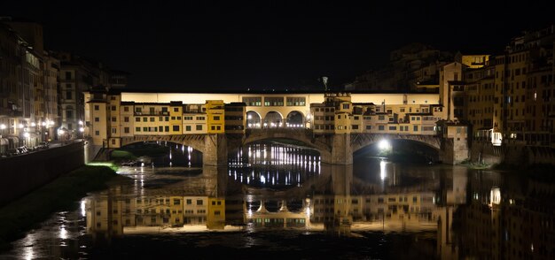 Firenze, Italia: vista insolita di Ponte Vecchi di notte