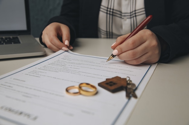 Firma del contratto di matrimonio della donna, primo piano.