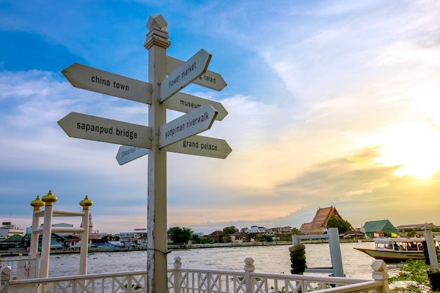 Firmi il tramonto del palo e del cielo alla passeggiata del fiume Yodpiman a Bangkok, Tailandia