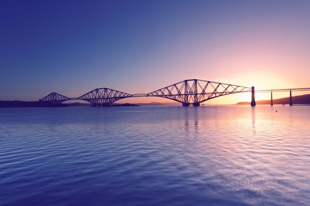 Firth of Forth con Forth Bridge vicino a Edimburgo in Scozia