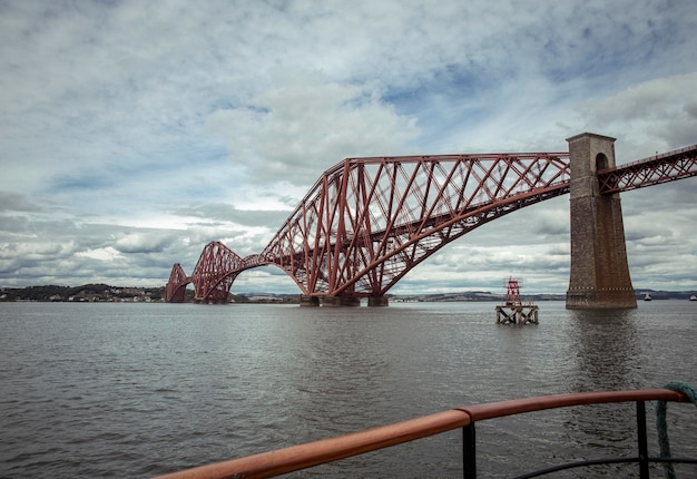 Firth of Four Rail Bridge in Scozia in una giornata nuvolosa