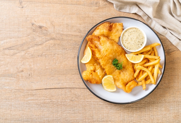 fish and chips con patatine fritte. cibo malsano