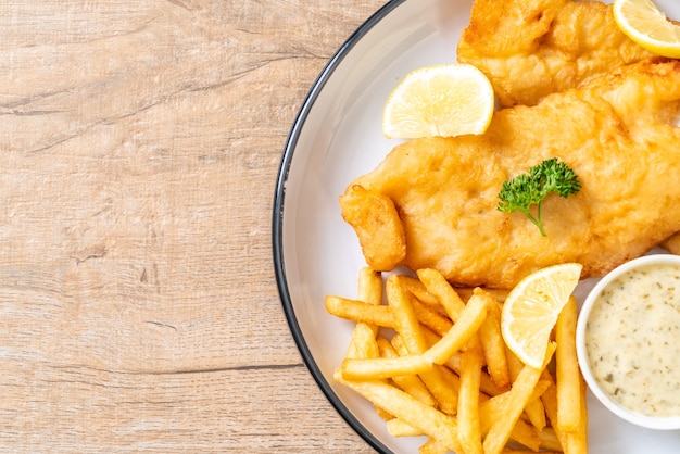 fish and chips con patatine fritte - cibo malsano