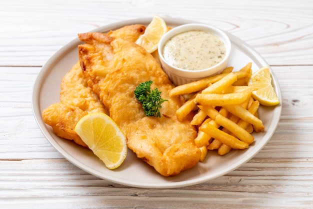 Fish and chips con patatine fritte cibo malsano