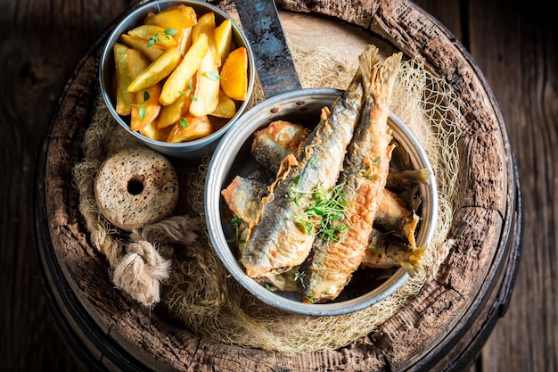 Fish and chips di aringhe saporite con sale ed erbe aromatiche