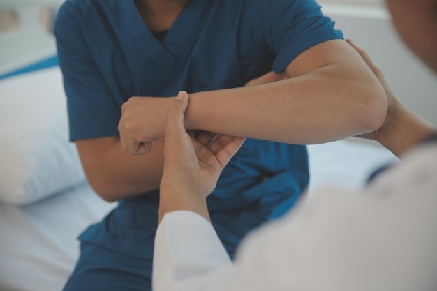 Fisioterapeuta che lavora con il paziente in clinica