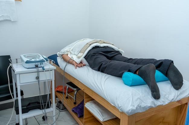 Fisioterapeuta en tratamiento a un paciente en un centro de rehabilitacion fisica.