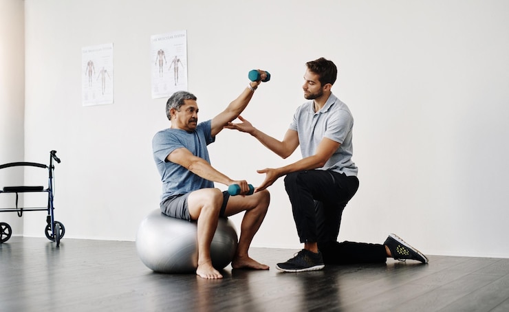 Foto fisioterapia e riabilitazione con manubri con medico e paziente per aiutare l'allenamento e lo stretching sanità sanitaria e guarigione con uomo anziano ed esperto per consulenza muscolare ed esercizio fisico