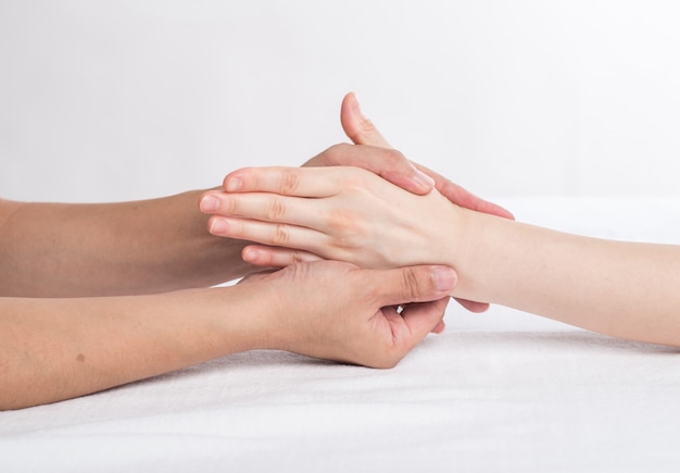 Fisioterapista che fa massaggio della mano in studio medico