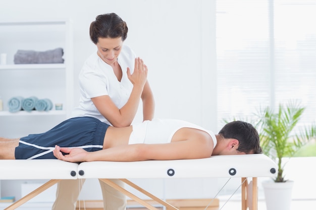 Fisioterapista facendo massaggio alla schiena