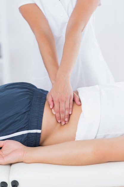 Fisioterapista facendo massaggio alla schiena