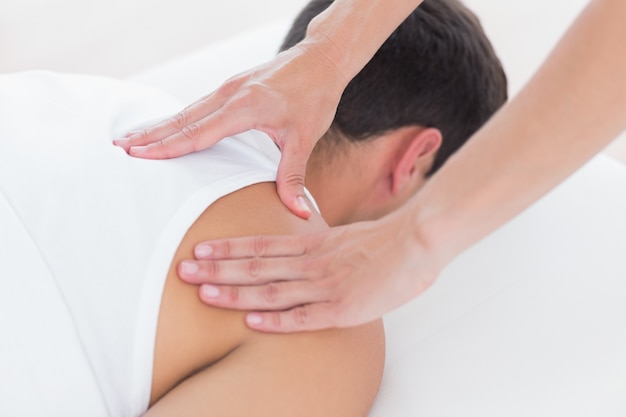 Fisioterapista facendo massaggio alle spalle