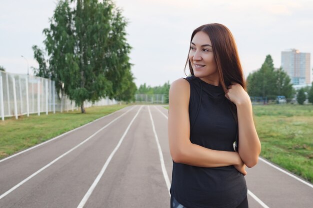 Fit bella donna in piedi all'aperto nello stadio, copyspace