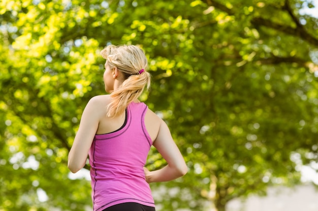 Fit bionda jogging nel parco