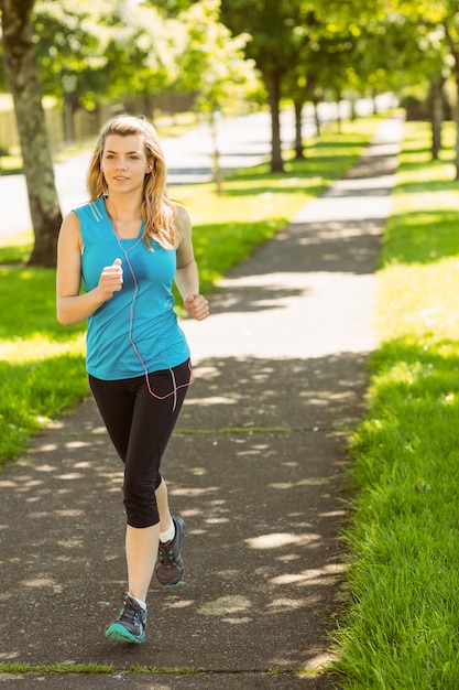 Fit bionda jogging nel parco