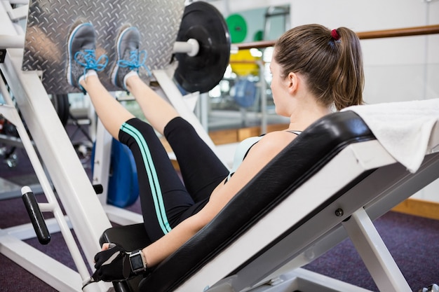 Fit bruna facendo esercizi per le gambe in palestra