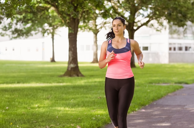 Fit bruna fare jogging nel parco