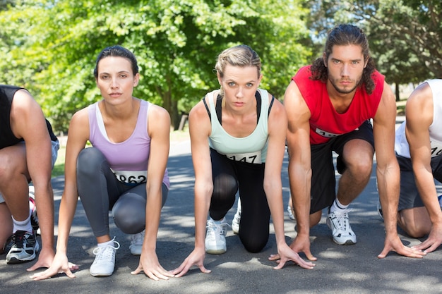 Fit persone che corrono gara nel parco