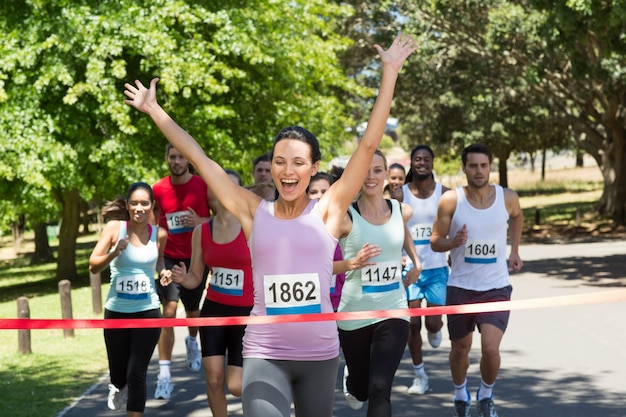 Fit persone che corrono gara nel parco