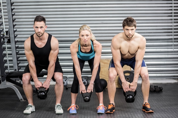 Fit persone sollevamento pesi in palestra