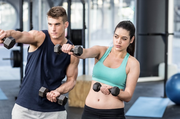 Fit persone sollevamento pesi in palestra