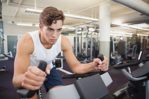 Fit uomo che lavora sulla cyclette