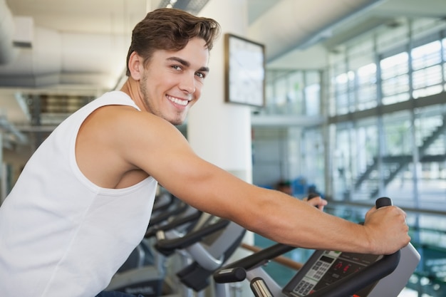 Fit uomo che lavora sulla cyclette