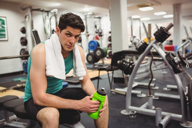 Fit uomo prendendo una pausa dall&#39;allenamento