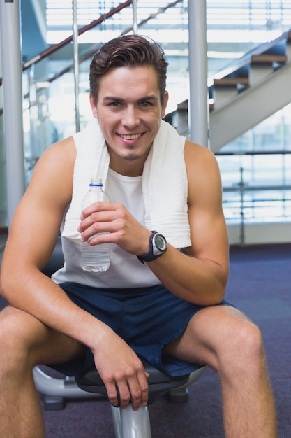 Fit uomo prendendo una pausa dall&#39;allenamento