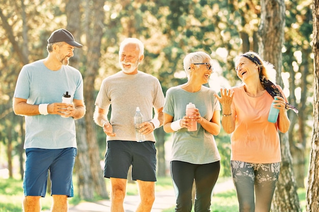 Fitness all'aperto senior donna uomo stile di vita sport attivo esercizio fisico sano corridore corsa jogging