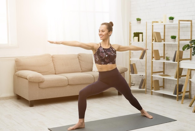 Fitness Concept Yoga Donna Formazione In Accogliente Soggiorno