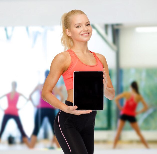 fitness, dieta, tecnologia e concetto di sport - donna sportiva sorridente che mostra lo schermo nero vuoto del tablet pc