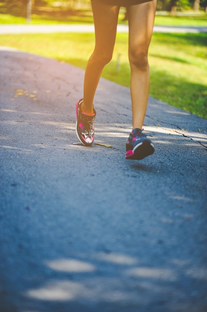 Fitness donna al mattino per la salute