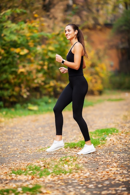 Fitness. Donna che fa allungando esercizio sul parco