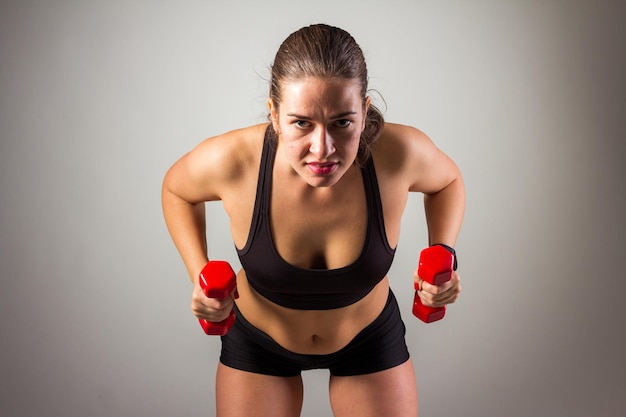 Fitness donna che lavora sul pavimento isolato su uno sfondo bianco