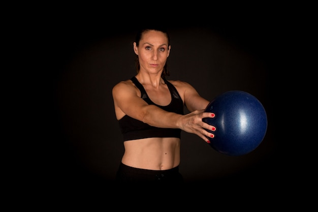 Fitness donna con palla blu fitball