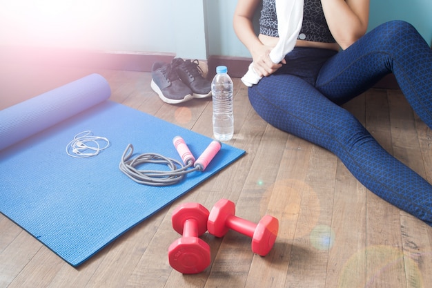 Fitness femminile rilassante dopo allenamento, Sport e concetto sano