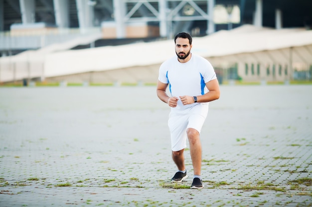 Fitness. Giovane che funziona in ambiente urbano