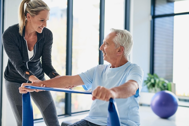 Foto fitness vecchio uomo e fisioterapeuta con banda per lo stretching riabilitazione e guarigione per lesioni wellness paziente anziano e persona femminile con aiuto per la fisioterapia braccia recupero o esercizio