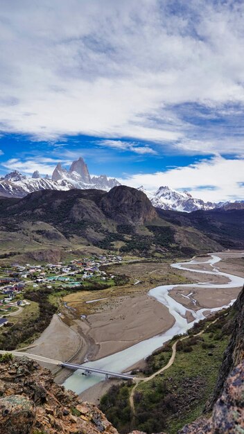 Fitz Roy con la neve e la città di El Chalten e il fiume che la attraversa con un ponte che