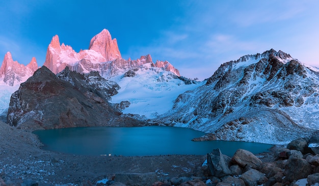 Fitzroy e Laguna-De-los-Tres all'alba, Parco Nazionale Los Glaciares, Patagonia, Argentina. Sud America